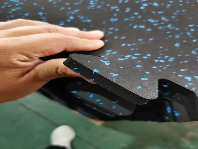 Worker rough-cutting rubber rolls for relaxation phase